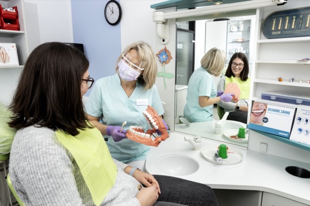 Zahnvorsorge<br>Prophylaxe für Kinder und Erwachsene